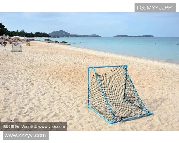 足球明星在海滩偶遇美女裸体瞬间引发热议与争议